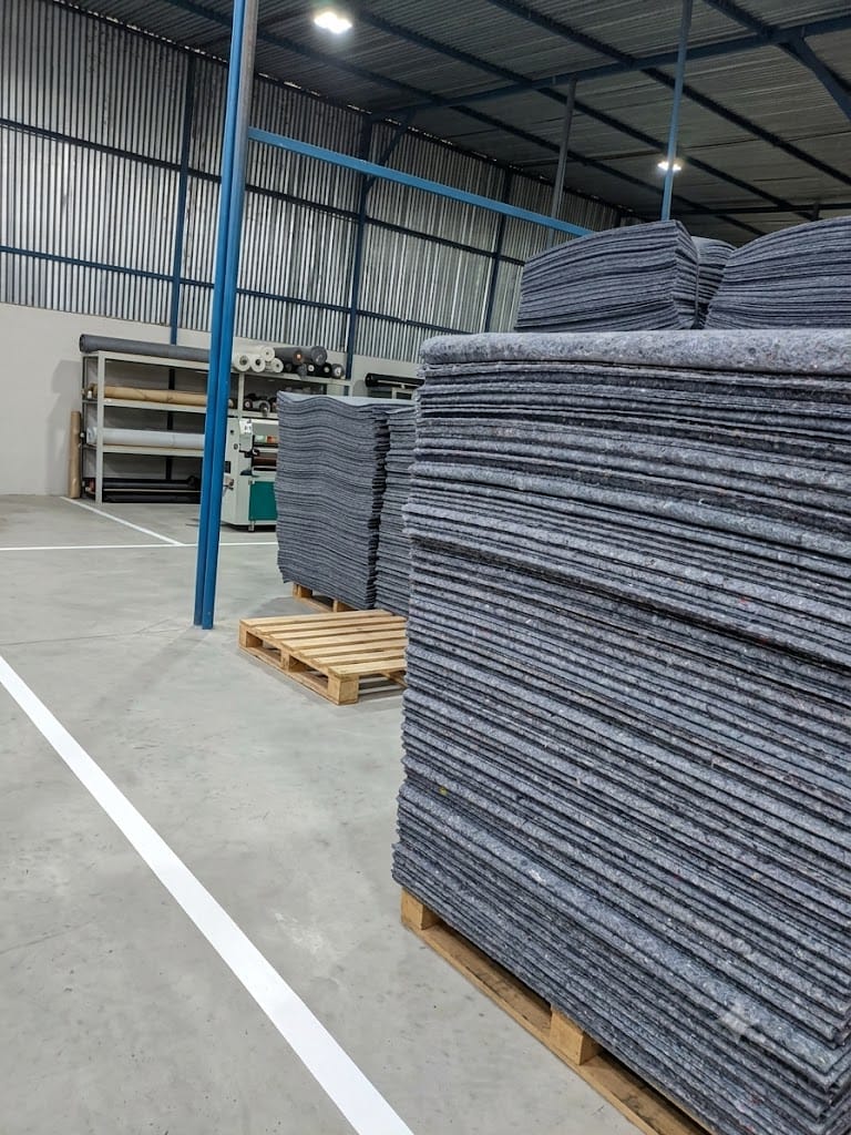 Planchas de material textil listas en el almacén de FILTERTEX