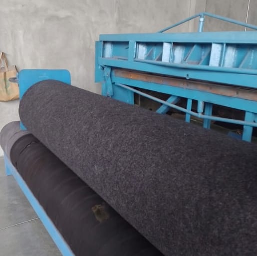 Máquina de producción trabajando con material textil en FILTERTEX